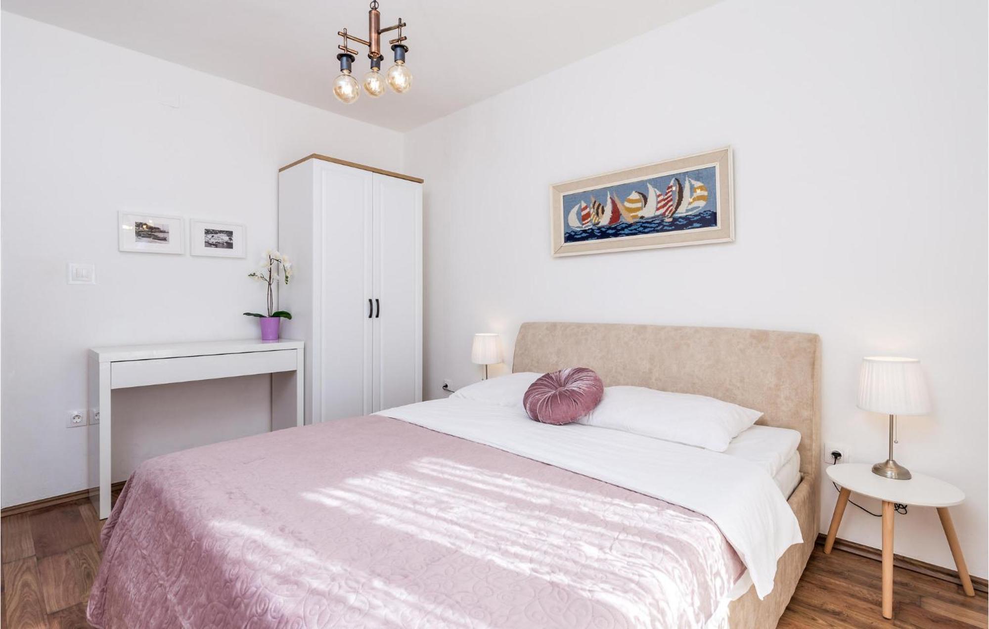 4 Bedroom Awesome Apartment In Свети-Юрай Экстерьер фото