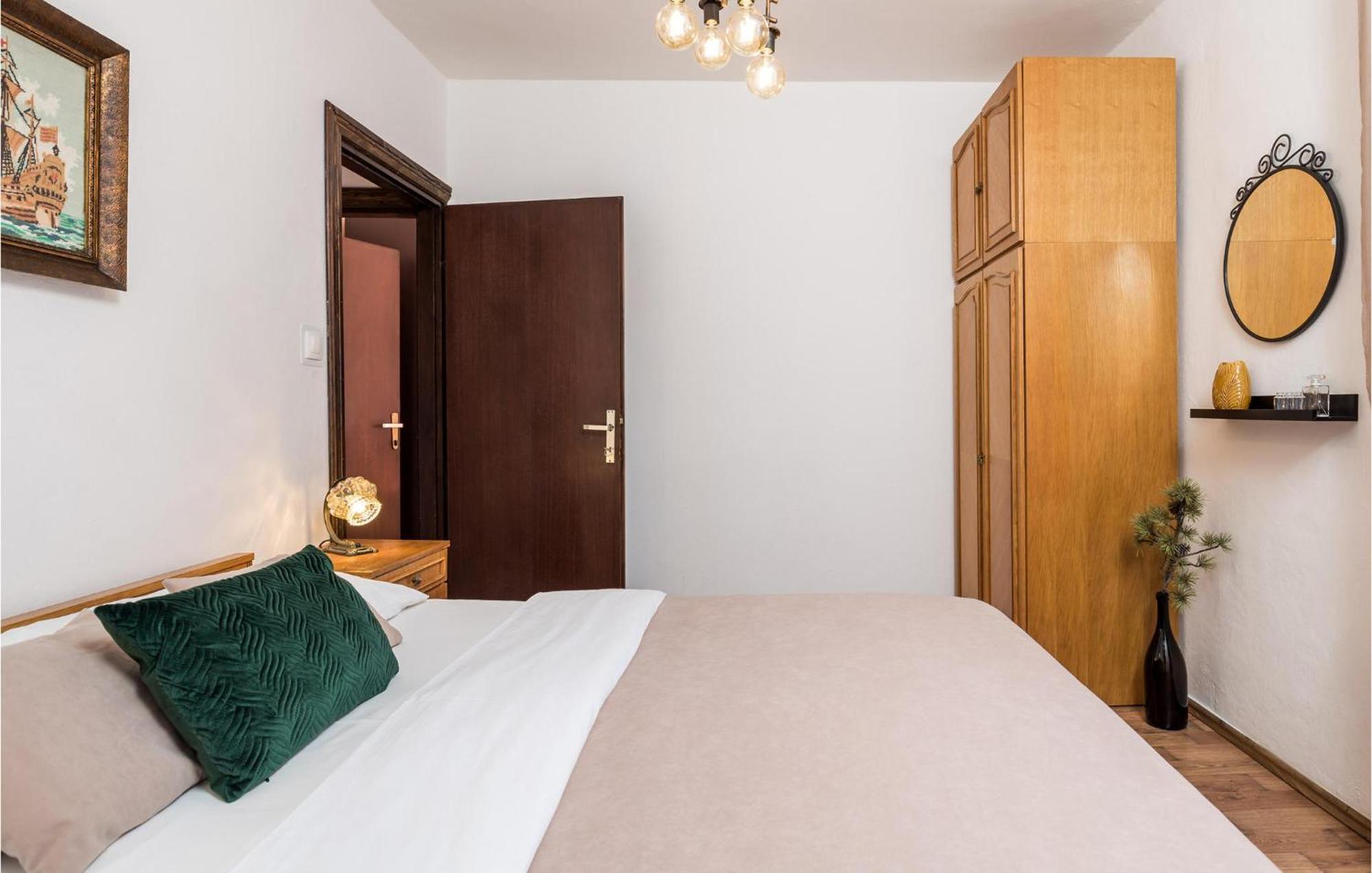 4 Bedroom Awesome Apartment In Свети-Юрай Экстерьер фото