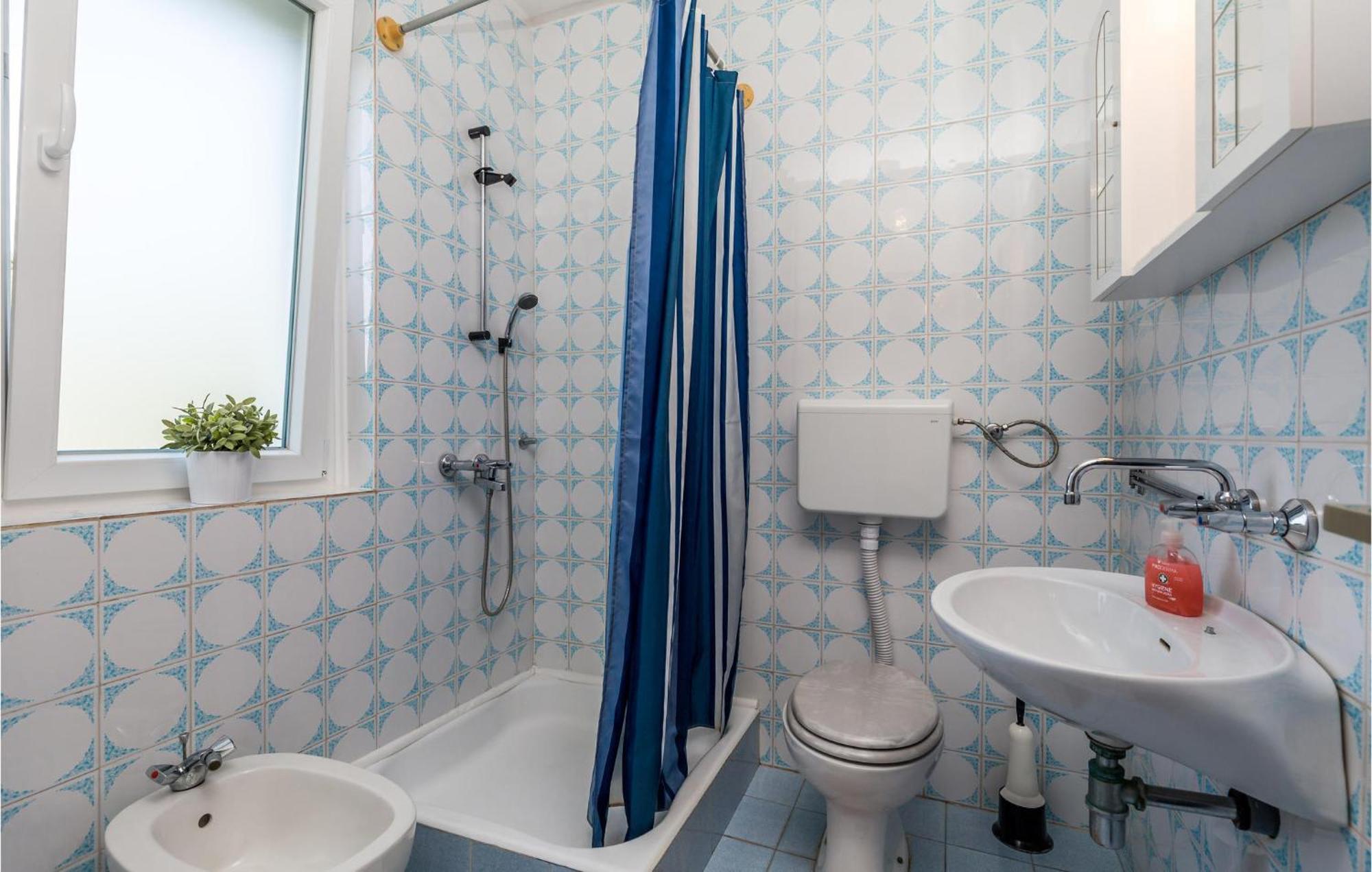 4 Bedroom Awesome Apartment In Свети-Юрай Экстерьер фото